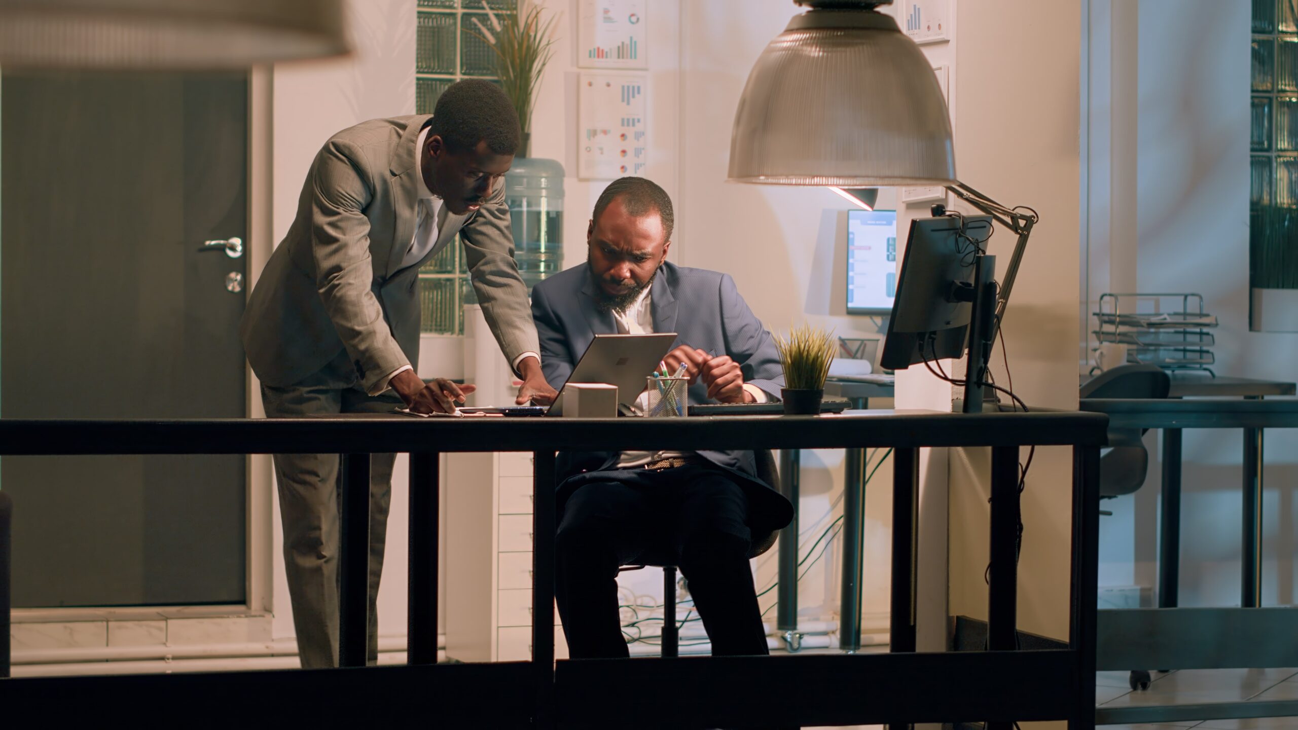 employee-helps-coworker-solve-tasks-min (5)